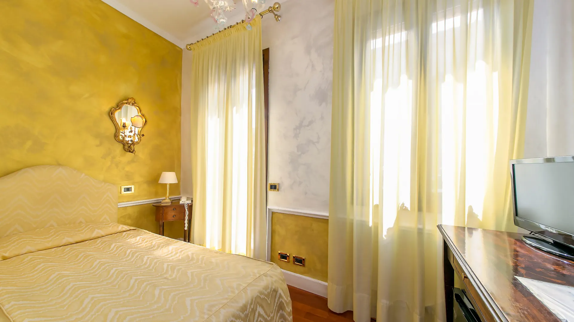 Hotel Pantalon Venice