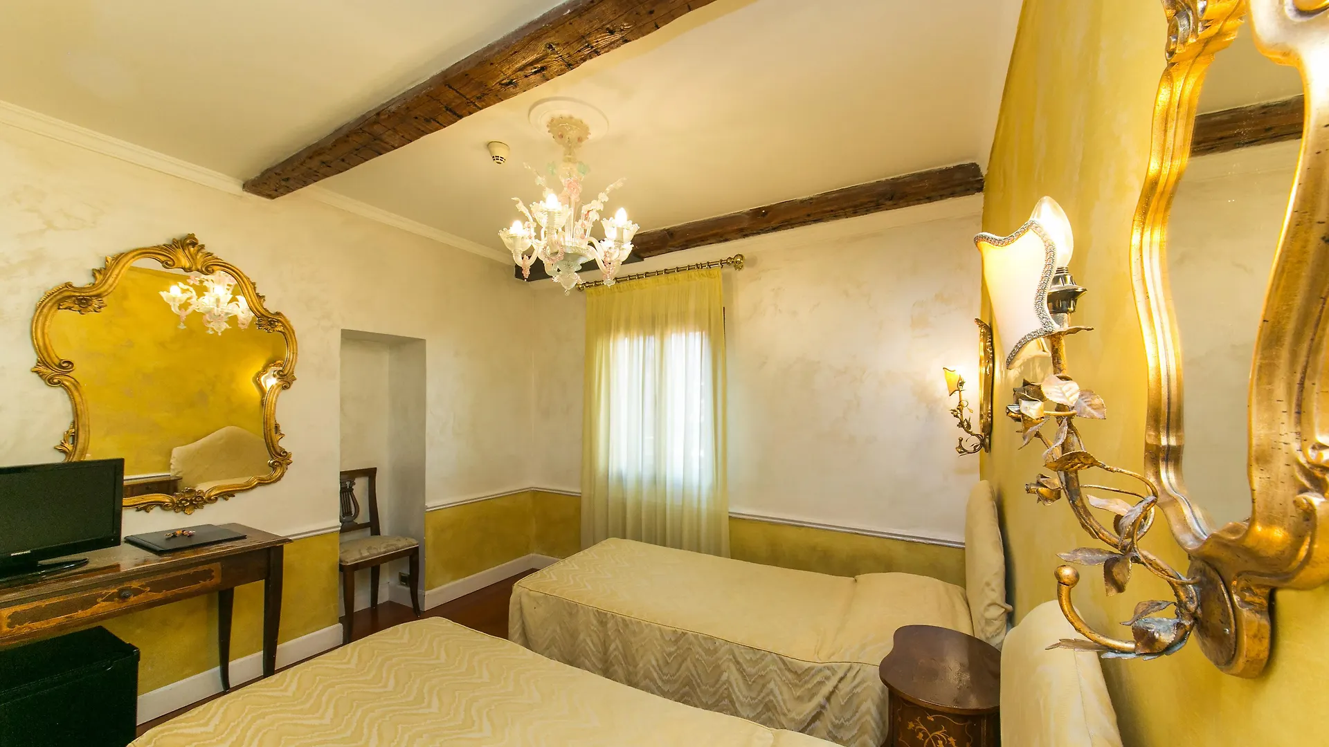 Hotel Pantalon Venice