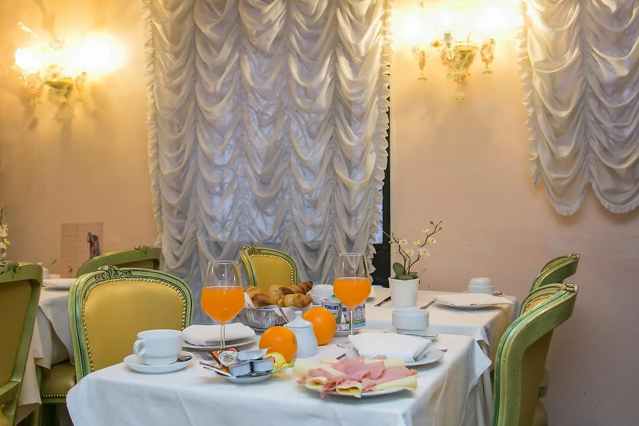 Hotel Pantalon Venice